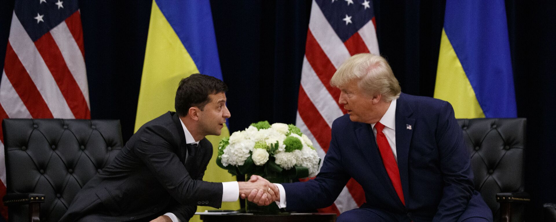 Президент США Дональд Трамп и президент Украины Владимир Зеленский - Sputnik Таджикистан, 1920, 23.02.2025