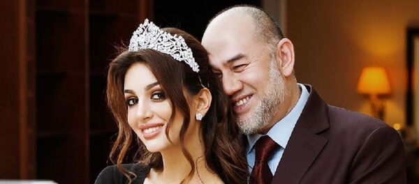 Мисс Москва 2015 Оксана Воеводина и экс-король Малайзии Мухаммад V Фарис - Sputnik Таджикистан