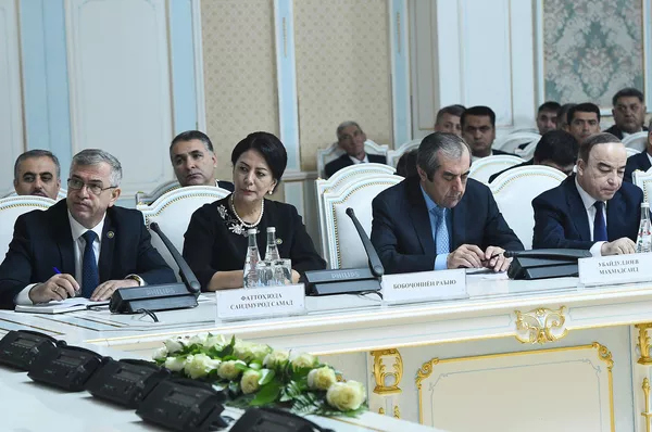 Президент аз интихоботи соли 2020 ва номзадҳо гуфт: арзандаҳо зиёданд-акс Президент аз интихоботи соли 2020 ва номзадҳо гуфт: арзандаҳо зиёданд-акс - Sputnik Тоҷикистон