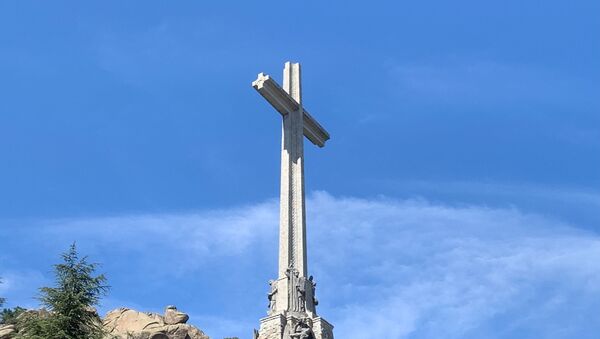 Крест на вершине монументального комплекса Долина павших - Sputnik Таджикистан