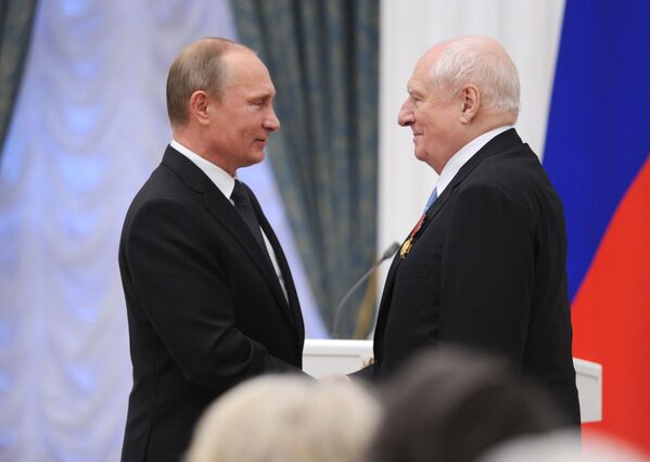 Владимир Путин вручил государственную награду Марку Захарову - Sputnik Таджикистан