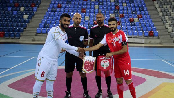 Капитаны сборных Таджикистана и Бахрейна перед товарищеским матчем - Sputnik Таджикистан