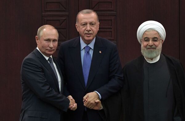 Президенты России, Турции и Ирана Владимир Путин, Реджеп Тайип Эрдоган и Хасан Рухани на совместной пресс-конференции в Турции - Sputnik Таджикистан
