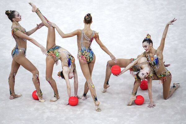 Команда России выполняет упражнение с 5-ю мячами в финале групповой программы на чемпионате мира по художественной гимнастике 2019-го в Баку - Sputnik Таджикистан