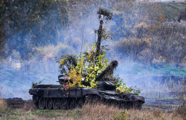 Танк Т-72Б3 на полигоне Юргинский в Кемеровской области во время стратегических командно-штабных учений Центр-2019 - Sputnik Таджикистан