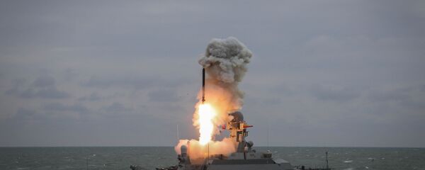 Малый ракетный корабль Град Свияжск запускает ракету Калибр, архивное фото - Sputnik Таджикистан