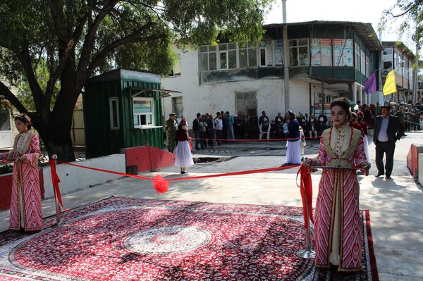 Пули дӯстӣ” дар  сарҳади Тоҷикистону Қирғизистон ба истифода дода шуд - Sputnik Тоҷикистон