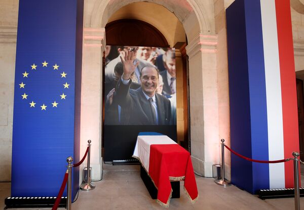 Гроб и фотография покойного президента Франции Жака Ширака в Доме инвалидов - Sputnik Таджикистан