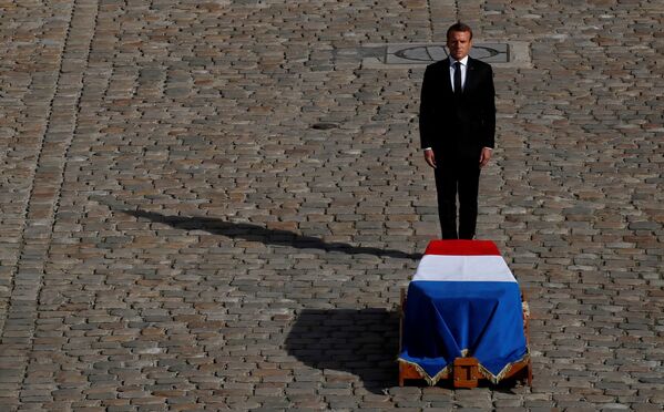 Президент Франции Эммануэль Макрон перед гробом покойного Жака Ширака  - Sputnik Таджикистан