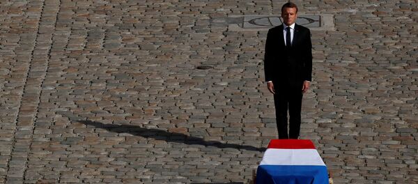 Президент Франции Эммануэль Макрон перед гробом покойного Жака Ширака Президент Франции Эммануэль Макрон перед гробом покойного Жака Ширака - Sputnik Таджикистан