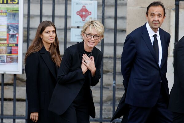 Дочь бывшего президента Франции Жака Ширака Клод Ширак с мужем прибывают в церковь Сен-Сюльпис на церемонию прощания с бывшим президентом Франции Жаком Шираком - Sputnik Таджикистан