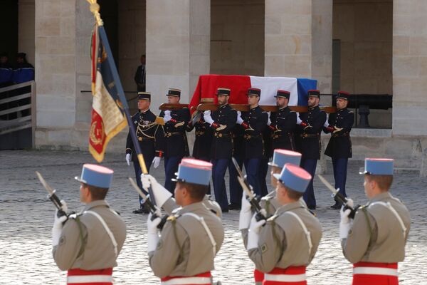 Гвардейцы несут гроб с телом бывшего президента Франции Жака Ширака во время церемонии прощания - Sputnik Таджикистан