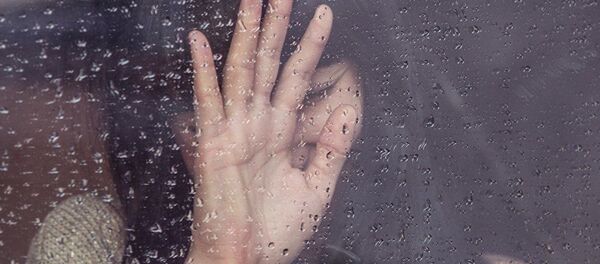 Девушка смотрит в окно - Sputnik Тоҷикистон