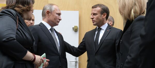 Президент РФ В. Путин и президент Франции Э.Макрон - Sputnik Таджикистан
