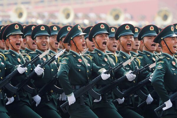 Солдаты армии Китая на военном параде в честь 70-летия образования КНР в Пекине  - Sputnik Таджикистан