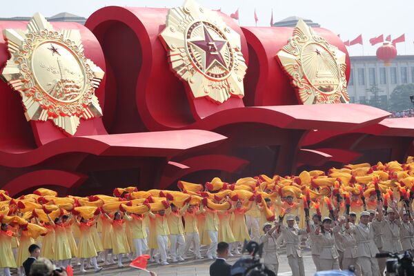 Участники военного парада в честь 70-летия образования КНР в Пекине  - Sputnik Таджикистан