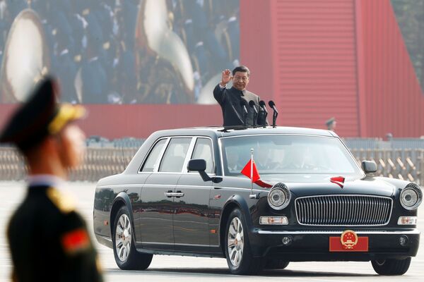 Президент Китая Си Цзиньпин на военном параде в честь 70-летия образования КНР в Пекине  - Sputnik Таджикистан