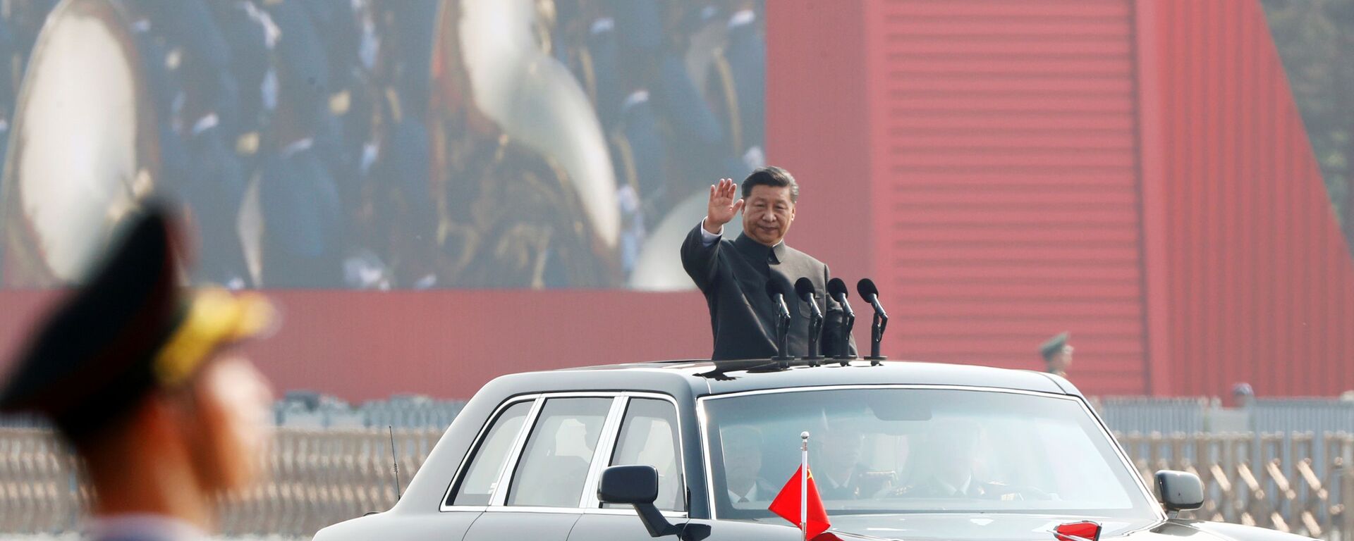 Президент Китая Си Цзиньпин на военном параде в честь 70-летия образования КНР в Пекине  - Sputnik Таджикистан, 1920, 25.02.2021