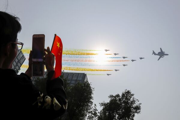 Фотографирование авиации на военном параде в честь 70-летия образования КНР в Пекине - Sputnik Таджикистан