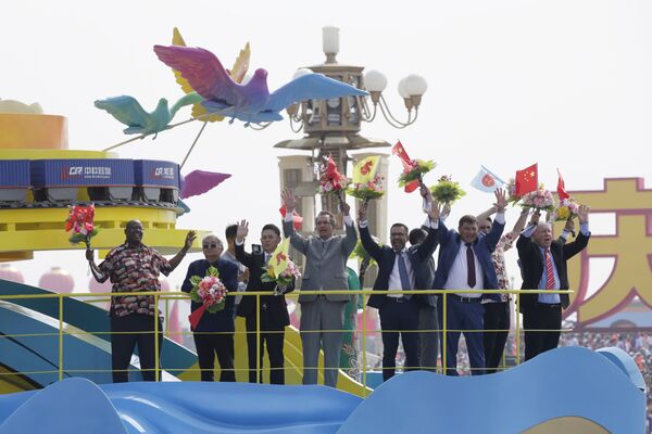 Иностранцы на военном параде в честь 70-летия образования КНР в Пекине - Sputnik Таджикистан