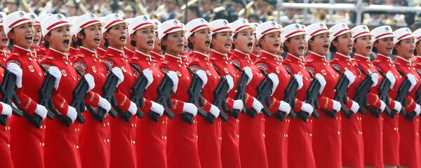 Солдаты армии Китая на военном параде в честь 70-летия образования КНР в Пекине Солдаты армии Китая на военном параде в честь 70-летия образования КНР в Пекине - Sputnik Таджикистан
