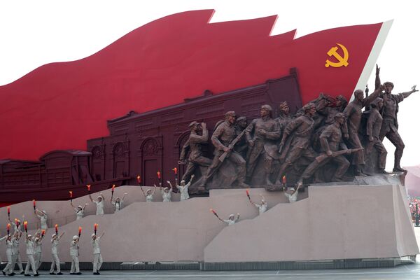 Артисты на военном параде в честь 70-летия образования КНР в Пекине - Sputnik Таджикистан