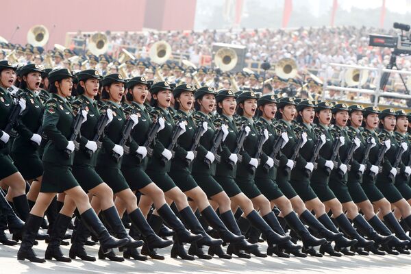 Солдаты армии Китая на военном параде в честь 70-летия образования КНР в Пекине - Sputnik Таджикистан