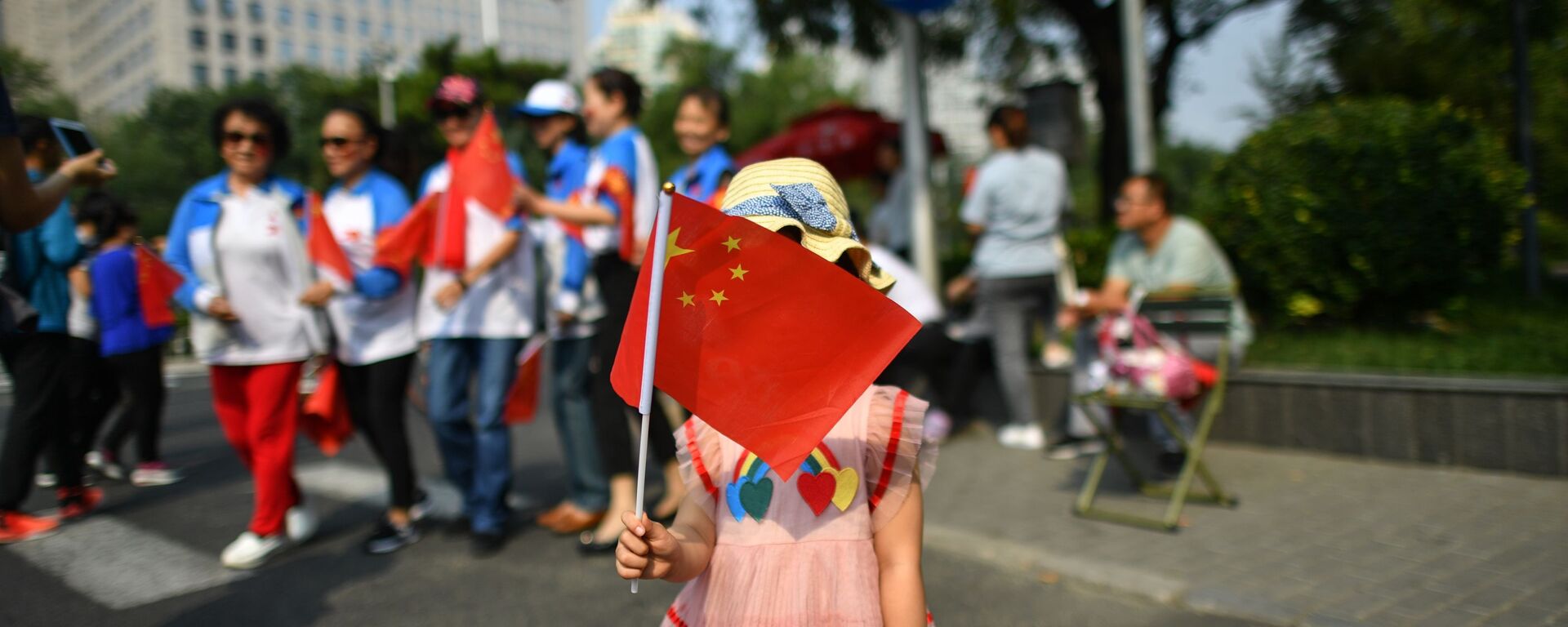 Девочка с китайским флагом на военном параде в честь 70-летия образования КНР в Пекине - Sputnik Тоҷикистон, 1920, 19.04.2021