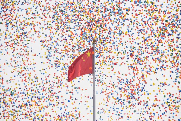 Запуск шаров в конце военного парада в честь 70-летия образования КНР в Пекине  - Sputnik Таджикистан
