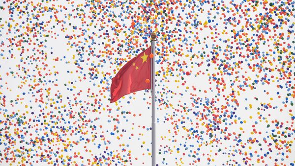 Запуск шаров в конце военного парада в честь 70-летия образования КНР в Пекине  - Sputnik Таджикистан