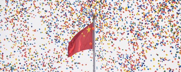 Запуск шаров в конце военного парада в честь 70-летия образования КНР в Пекине  - Sputnik Таджикистан