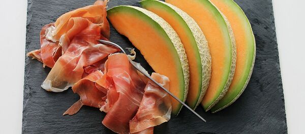 Нарезка дыни и мяса, архивное фото - Sputnik Таджикистан