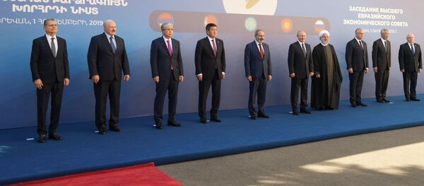 Президент РФ Владимир Путин на церемонии совместного фотографирования глав делегаций государств-участников Высшего евразийского экономического совета (ВЕЭС) Президент РФ Владимир Путин на церемонии совместного фотографирования глав делегаций государств-участников Высшего евразийского экономического совета (ВЕЭС) - Sputnik Таджикистан