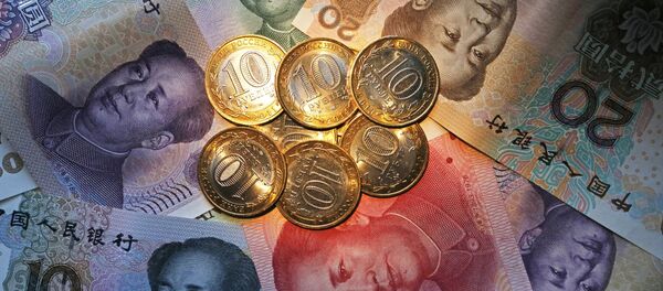 Китайские банкноты номиналом в 100, 50, 20, 10 и 5 юаней и российские 10 рублевые монеты, архивное фото - Sputnik Таджикистан