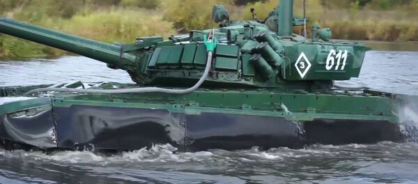Подводное вождение танкистов ЦВО в ходе форсирования реки в Свердловской области Подводное вождение танкистов ЦВО в ходе форсирования реки в Свердловской области - Sputnik Таджикистан