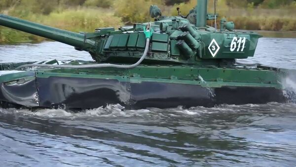 Подводное вождение танкистов ЦВО в ходе форсирования реки в Свердловской области - Sputnik Таджикистан