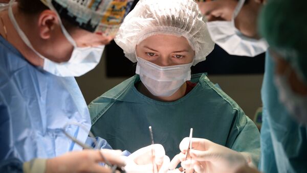 Врачи и медсестры в хирургическом отделении, архивное фото - Sputnik Тоҷикистон