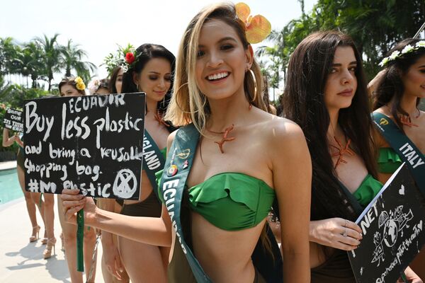 Кандидатка на титул Мисс Земля 2019 из Эквадора с плакатом во время фотографирования в Маниле  - Sputnik Таджикистан