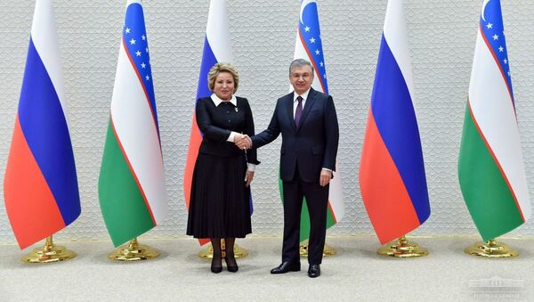 Встреча президента Узбекистана Шавката Мирзиёева с председателем Совета Федерации России Валентиной Матвиенко - Sputnik Таджикистан