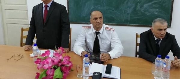 Мулоқоти Абдусаттор Фаттозода, сардори Хадамоти пешгирии ҳуқуқвайронкунӣ байни ноболиғон ва ҷавонон бо донишҷӯён - Sputnik Тоҷикистон