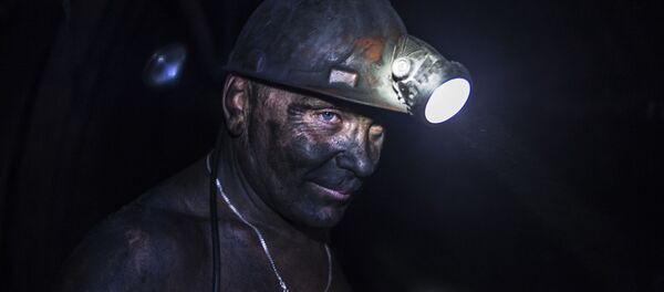 Шахтер в штольне на шахте Заря - Sputnik Таджикистан