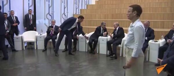 Смешной казус: Тигран Саркисян сел на место Пашиняна рядом с Путиным Смешной казус: Тигран Саркисян сел на место Пашиняна рядом с Путиным - Sputnik Тоҷикистон