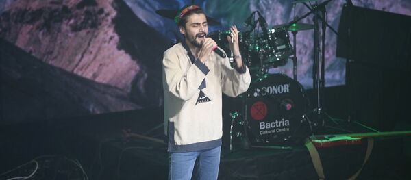 Ҳунарнамоии Чоршанбе Аловатов дар озмуни Ҷоизаи мусиқии Боб 2019  - Sputnik Тоҷикистон