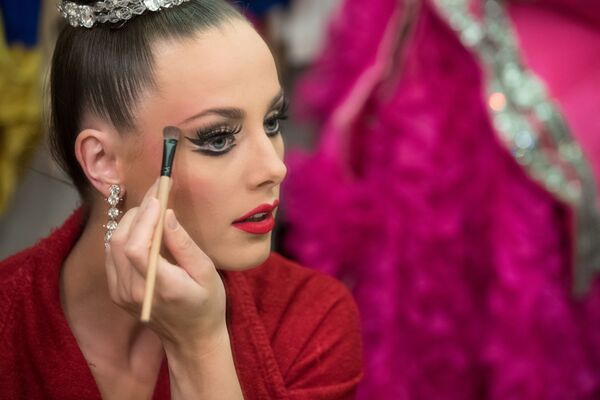 Танцовщица Мулен Руж Клодин Ван Ден Берг наносит макияж перед выходом на сцену - Sputnik Таджикистан