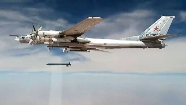 Нанесение авиаударов Ту-95МС крылатыми ракетами ХА-101 - Sputnik Таджикистан