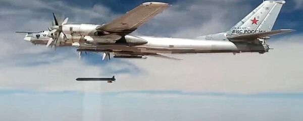 Нанесение авиаударов Ту-95МС крылатыми ракетами ХА-101 - Sputnik Таджикистан