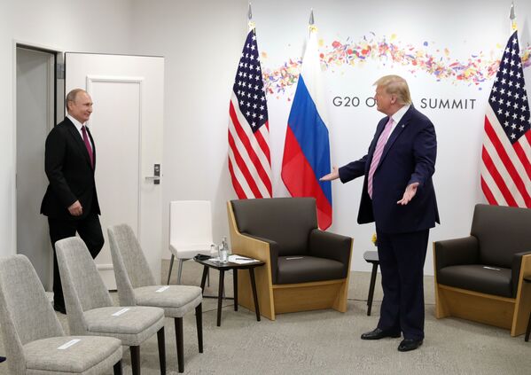 Президент РФ Владимир Путин и президент США Дональд Трамп во время встречи на полях саммита Группы двадцати в Осаке - Sputnik Таджикистан