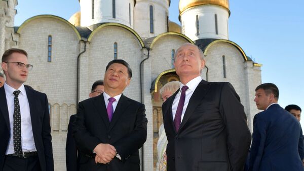 Председатель КНР Си Цзиньпин и президент России Владимир Путин во время экскурсии по Кремлю - Sputnik Таджикистан