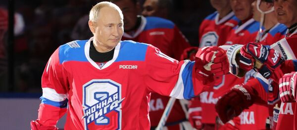 Президент РФ Владимир Путин принял участие в гала-матче Ночной хоккейной лиги - Sputnik Таджикистан