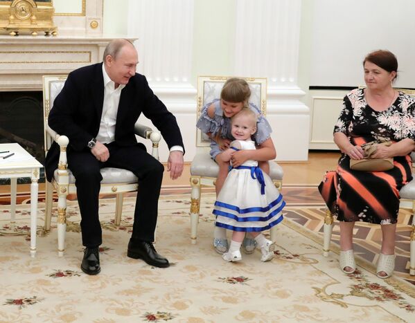 Президент РФ Владимир Путин во время встречи с пострадавшими от наводнения в Иркутской области семьями в Кремле - Sputnik Таджикистан
